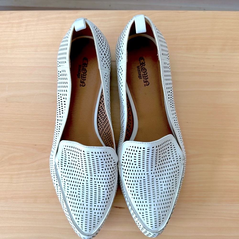 ✨🎊HP✨🎊.  NWOT! Crown Vintage Venetia White Leather Perforated Loafer